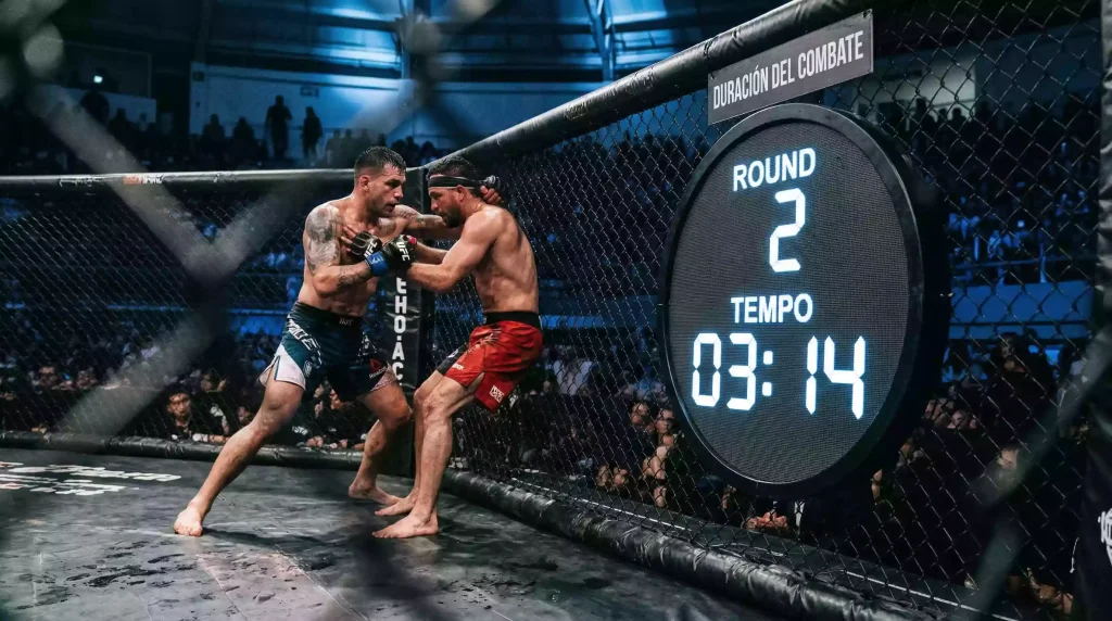 Reloj del octágono mostrando el cronómetro de asaltos durante un combate de MMA